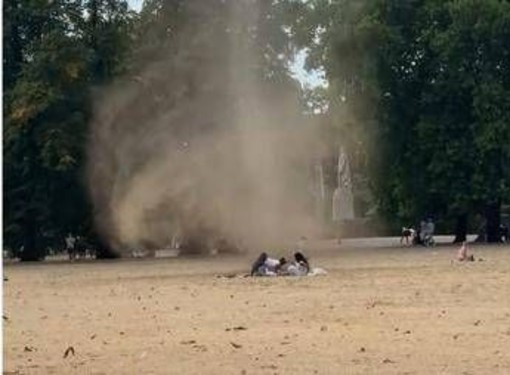Il 'diavolo di sabbia' attraversa un parco di Londra: paura tra i presenti Il 'diavolo di sabbia' attraversa un parco di Londra: paura tra i presenti