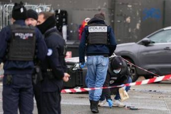 Francia, sparatoria nelle Yvelines: un morto e quattro feriti, indagini per terrorismo