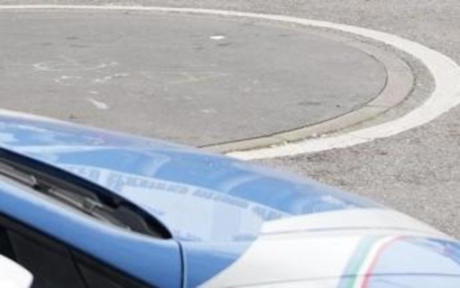 Bologna, uomo ammanettato muore durante intervento della polizia Bologna, uomo ammanettato muore durante intervento della polizia