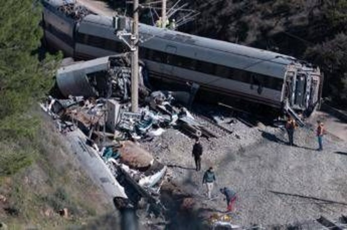 Incidente ferroviario Spagna, il dramma di Cristina: a 6 anni unica sopravvissuta della sua famiglia Incidente ferroviario Spagna, il dramma di Cristina: a 6 anni unica sopravvissuta della sua famiglia