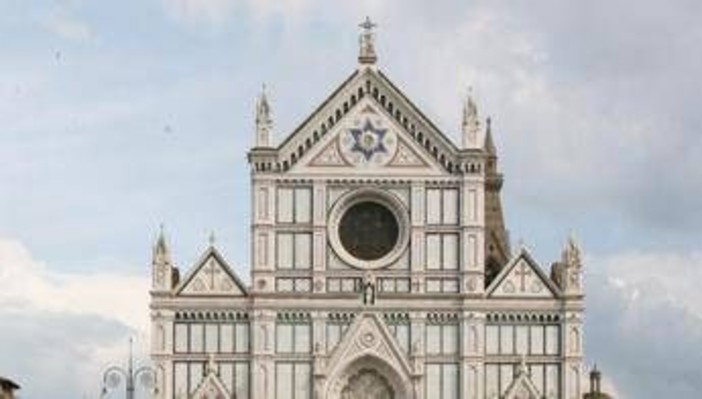 Si arrampicano sulla facciata di Santa Croce a Firenze, ripresi in video choc