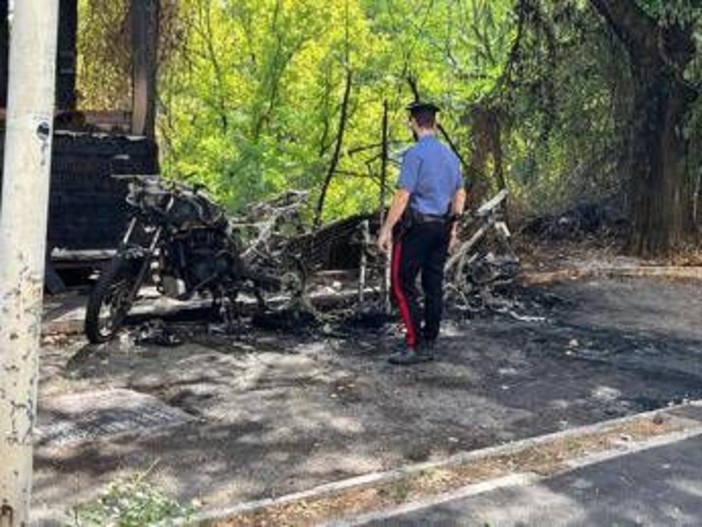 Roma, a fuoco un altro chiosco: bruciato lo 'Sponda Montesacro' Roma, a fuoco un altro chiosco: bruciato lo 'Sponda Montesacro'