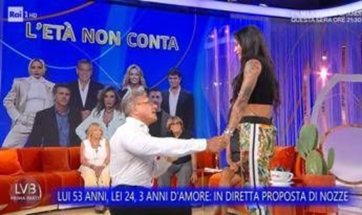 Lui ha 53 anni, lei 24: a La volta buona arriva la proposta di matrimonio a sorpresa Lui ha 53 anni, lei 24: a La volta buona arriva la proposta di matrimonio a sorpresa