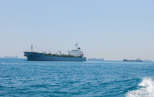 Petroliera colpita da tre proiettili nello Stretto di Hormuz, nessuna vittima