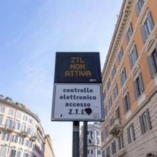 Roma, sì al ticket di accesso alla ztl per le auto elettriche: al via dal 1° luglio Roma, sì al ticket di accesso alla ztl per le auto elettriche: al via dal 1° luglio