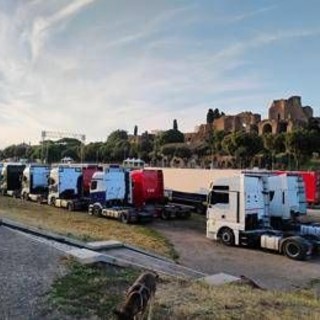 Circo Massimo invaso dai tir per il concerto di Cremonini: l'area archeologica trasformata in un gigantesco parcheggio