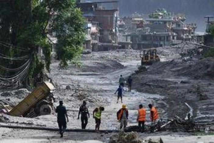 Nepal, la denuncia degli esperti: "C'erano segnali chiari prima del disastro, li hanno ignorati" Nepal, la denuncia degli esperti: "C'erano segnali chiari prima del disastro, li hanno ignorati"