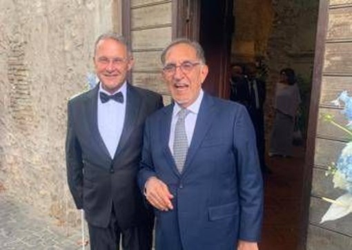 FdI, nozze a Roma per Cirielli: celebra La Russa. Menu campano e bomboniere in ceramica di Vietri FdI, nozze a Roma per Cirielli: celebra La Russa. Menu campano e bomboniere in ceramica di Vietri