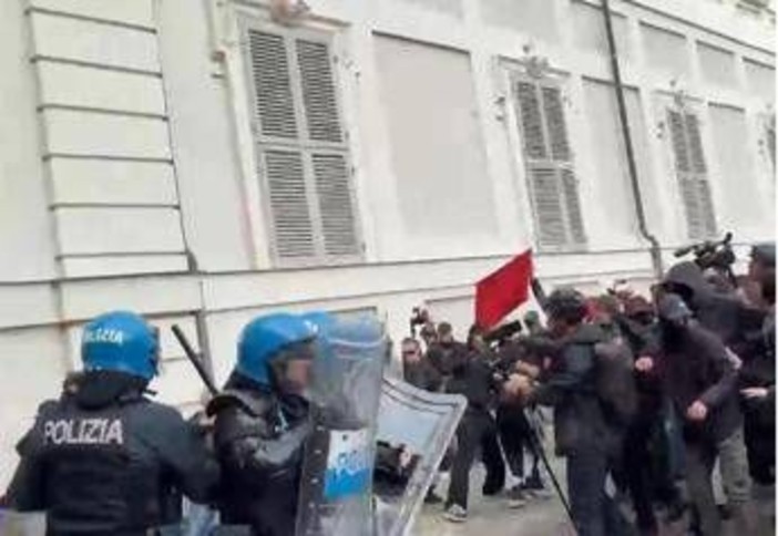 Torino, tensioni e scontri al corteo: lancio di oggetti e cariche della polizia