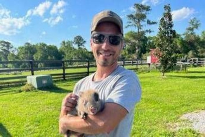 &quot;Catene a mani e piedi, trattati come animali&quot;: parla la zia di un italiano detenuto ad Alligator Alcatraz