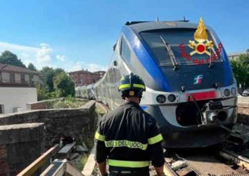 Treno regionale esce dai binari nel Fiorentino, evacuati i passeggeri: nessun ferito
