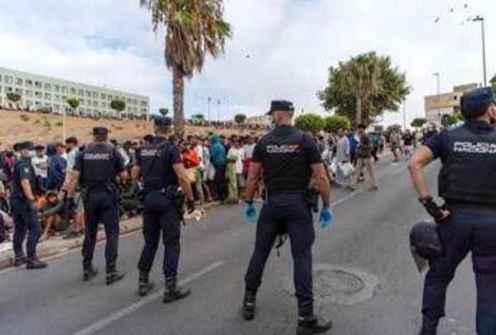Nuovi scontri a Ceuta tra migranti e polizia, agenti sparano in aria per disperdere folla
