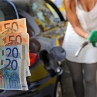 Benzina e diesel, prezzo continua a salire: quanto costano al litro, self e autostrada Benzina e diesel, prezzo continua a salire: quanto costano al litro, self e autostrada