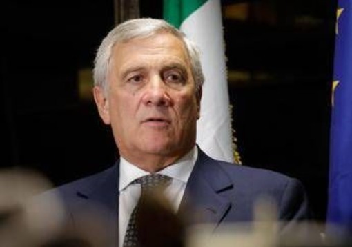 Tajani: "Mi spiace che mie parole siano state fraintese, mi scuso, mai offeso le donne" Tajani: "Mi spiace che mie parole siano state fraintese, mi scuso, mai offeso le donne"