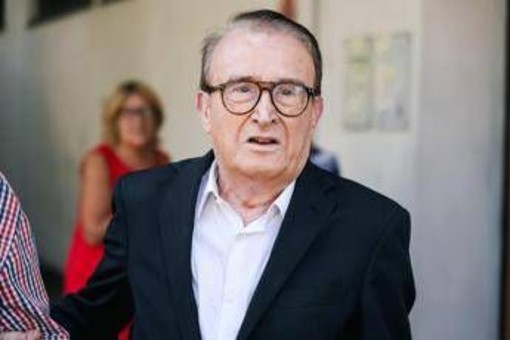 "Vai in pensione", Giuliacci e i meteo-insulti per le previsioni: "Qualche volta rispondo..." "Vai in pensione", Giuliacci e i meteo-insulti per le previsioni: "Qualche volta rispondo..."