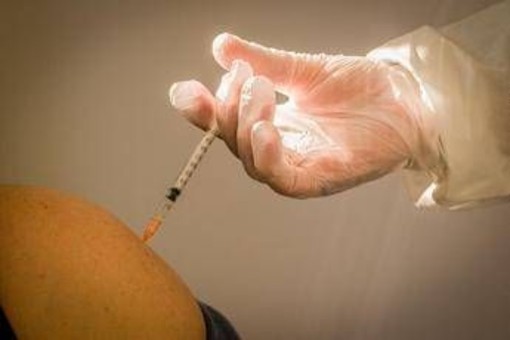 Un unico vaccino anti Covid e influenza, c'è l'ok dell'Ema al farmaco per gli over 50