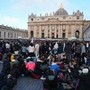 Funerali Papa Francesco, già migliaia a San Pietro per l'addio - Diretta