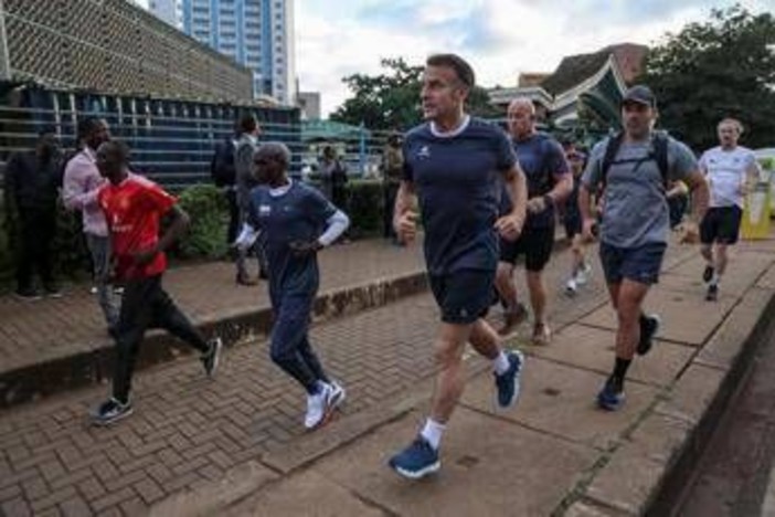 Sorpresa a Nairobi: Macron corre con Kipchoge, leggenda della maratona