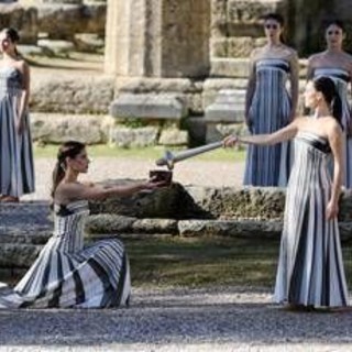 Milano Cortina 2026, accesa la fiamma olimpica con i primi tedofori Belmondo e Zoeggeler - Il video