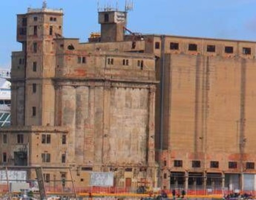 Livorno, allarme bomba su traghetto: scatta maxi emergenza in porto Livorno, allarme bomba su traghetto: scatta maxi emergenza in porto