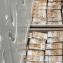 Blitz anticamorra a Napoli, nascosti nel muro Rolex e banconote per più di 3 milioni di euro: la scoperta Blitz anticamorra a Napoli, nascosti nel muro Rolex e banconote per più di 3 milioni di euro: la scoperta