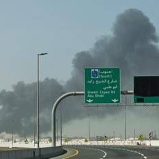 Iran, nuove esplosioni a Dubai: colonne di fumo sul porto Iran, nuove esplosioni a Dubai: colonne di fumo sul porto