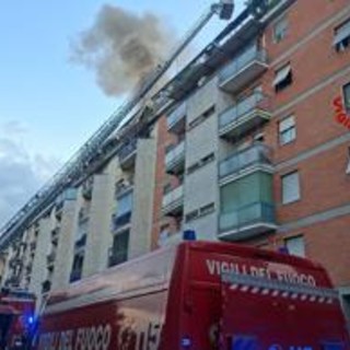 Milano, incendio in appartamento: un morto e diversi intossicati Milano, incendio in appartamento: un morto e diversi intossicati