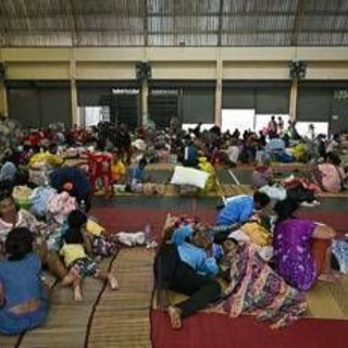 Thailandia, imposta legge marziale al confine con la Cambogia: oltre 130mila evacuati Thailandia, imposta legge marziale al confine con la Cambogia: oltre 130mila evacuati