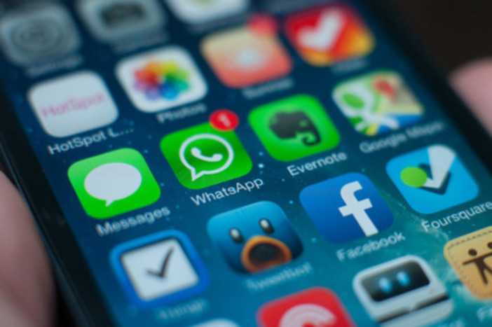 WhatsApp: stop ai minori di 16 anni, frenata sulla messaggistica nelle scuole