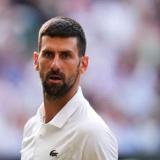 Djokovic, nervosismo a Wimbledon: litiga con la panchina Djokovic, nervosismo a Wimbledon: litiga con la panchina