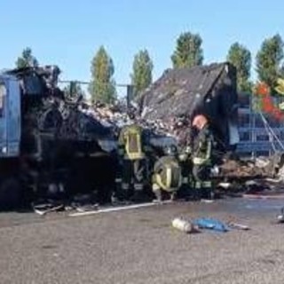 Tir in fiamme sulla Tangenziale ovest di Milano all'altezza di Rozzano, carreggiata chiusa Tir in fiamme sulla Tangenziale ovest di Milano all'altezza di Rozzano, carreggiata chiusa