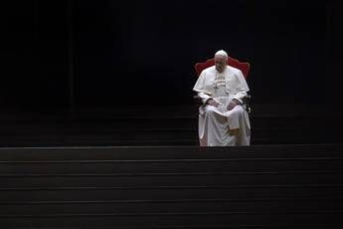 Papa Francesco, la vita e il pontificato nel rogito posto nella bara: &quot;Testimone di umanità&quot;