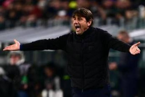 Napoli, Conte contro il Var: "Errori difficili da accettare, serve onestà per calcio pulito" Napoli, Conte contro il Var: "Errori difficili da accettare, serve onestà per calcio pulito"