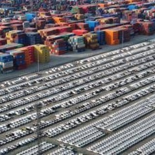 Trump allenta su dazi a Cina, cambio di passo dopo pressioni Wall Street e grande distribuzione