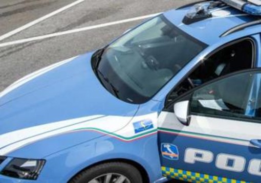 Bologna, veicolo si ribalta in autostrada: morta 24enne, neonato sbalzato fuori è grave