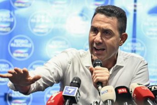 Sondaggio politico, Fratelli d'Italia e Pd giù. Vannacci cresce ancora