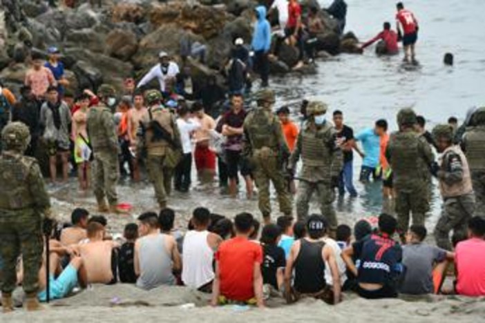 Ceuta, allarme del sindaco Vivas: "Un'invasione, e non è finita" Ceuta, allarme del sindaco Vivas: "Un'invasione, e non è finita"