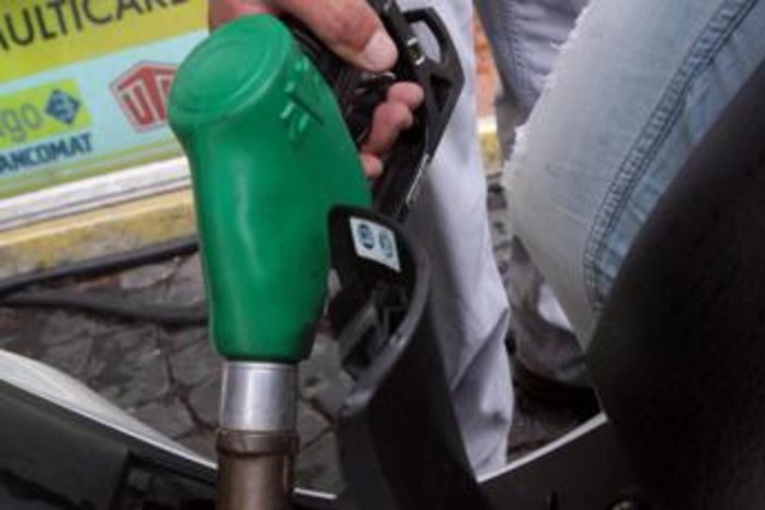 Carburanti, accelera calo prezzi benzina e diesel Carburanti, accelera calo prezzi benzina e diesel