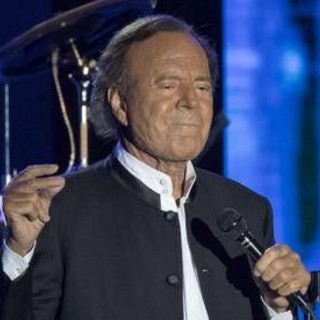 Julio Iglesias chiede l'archiviazione dell'indagine per presunti abusi