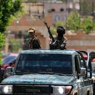 Medioriente, Houthi: "Abbattuto caccia saudita". L'ambasciata Usa in Arabia: "Americani non vengano qui, rischio droni e attacchi"