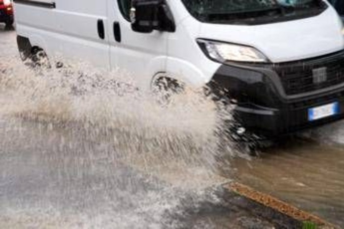 Maltempo a Roma, bomba d'acqua con pioggia e grandine