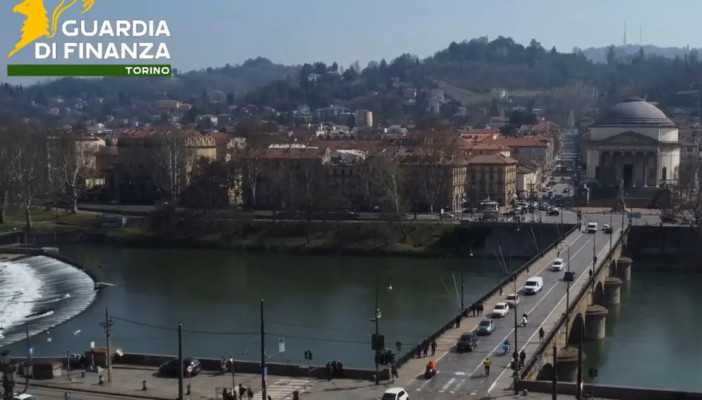Finta banca e falso oro per truffare risparmiatori, maxi sequestro a Torino Finta banca e falso oro per truffare risparmiatori, maxi sequestro a Torino