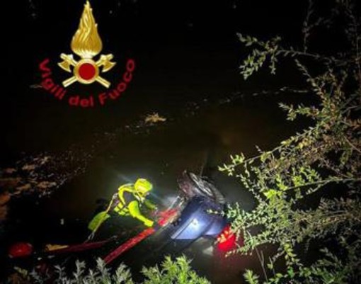 Auto finisce nel Po dopo un inseguimento a Torino: un ferito, ricerche per tre persone