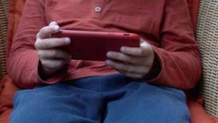 Valditara lancia l'allarme: "Bambini di sei anni già sui siti porno". L'appello ai genitori