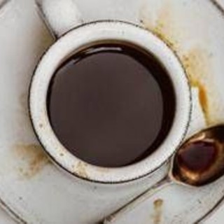 La avvelena con la candeggina nel caffè, la moglie lo smaschera con una telecamera