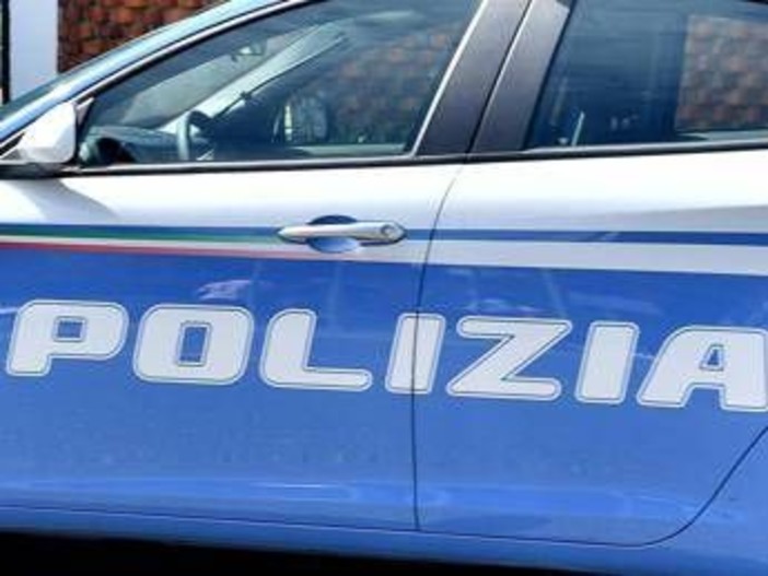 Migrante aggredisce poliziotti con spranga a Crotone. Il Tribunale ne aveva respinto il trattenimento: "Non pericoloso" Migrante aggredisce poliziotti con spranga a Crotone. Il Tribunale ne aveva respinto il trattenimento: "Non pericoloso"