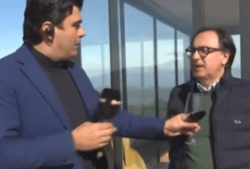 Gaffe a Uno Mattina, l'inviato scambia il microfono... per un calice di vino in diretta