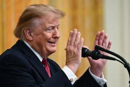 Trump e il mea culpa: "Usa volano e non l'ho spiegato, ho fatto un pessimo lavoro" Trump e il mea culpa: "Usa volano e non l'ho spiegato, ho fatto un pessimo lavoro"