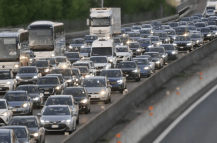 Autostrade, in coda per traffico e cantieri: da oggi scatta il rimborso del pedaggio Autostrade, in coda per traffico e cantieri: da oggi scatta il rimborso del pedaggio