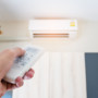 Caldo, condizionatori sempre accesi e quasi 150 euro in bolletta: 10 consigli per risparmiare